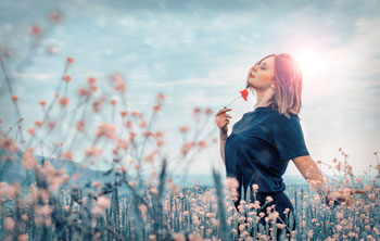 woman-breahting-in-a-field